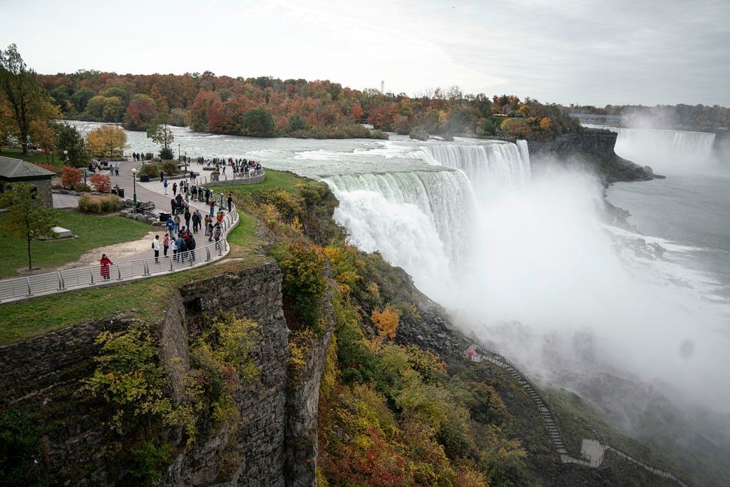 Walking path at Niagara Falls